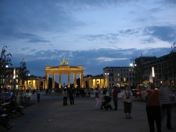 Brandenburger Tor tourist shot